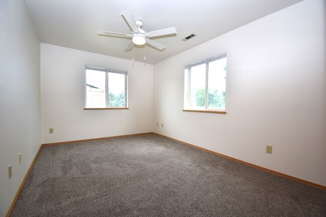 Building Photo - 3BD, 1BA Top Floor Unit