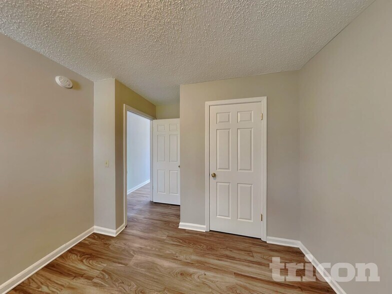 Building Photo - 812 N Royal Tower Dr