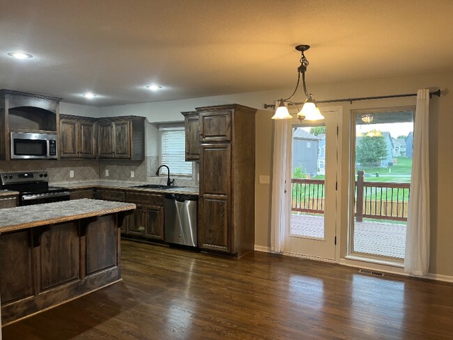 Building Photo - 904 N Cypress Cir
