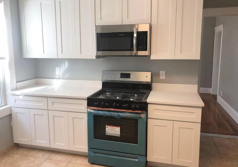 Building Photo - 835 Fellsway