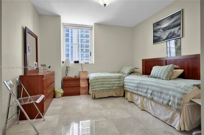 Building Photo - 4775 Collins Ave