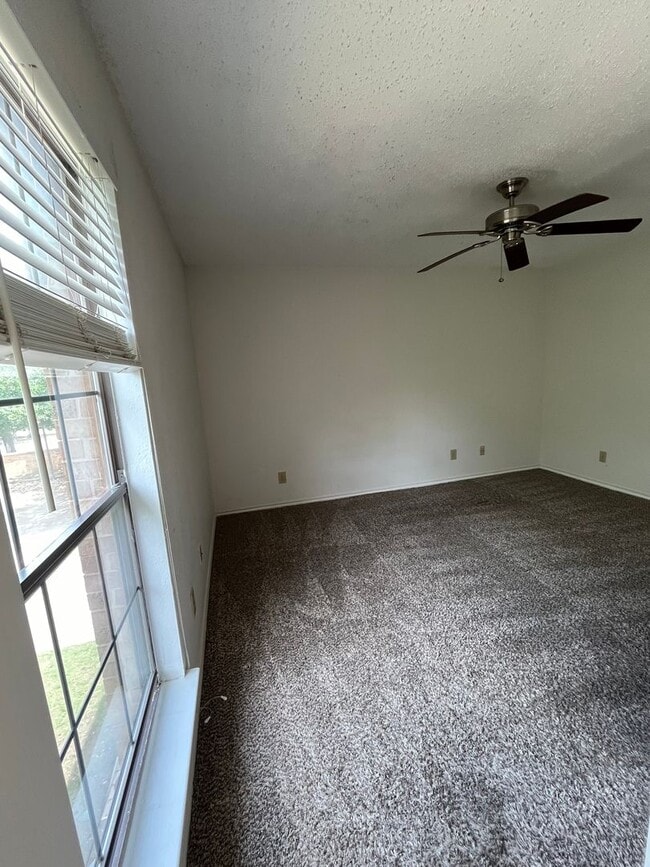 Building Photo - Quiet 1-Bed Condo, New Bedroom Floor, Balc...