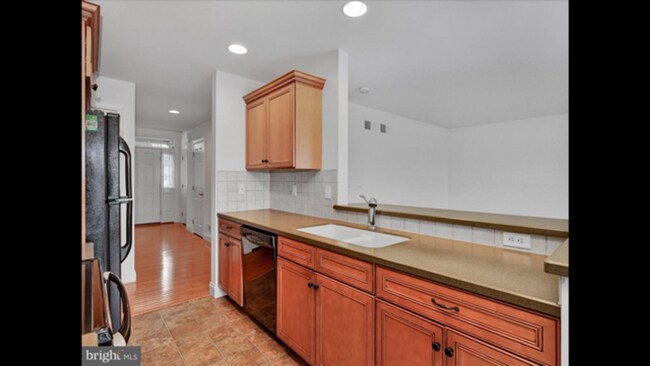 Building Photo - $1,900 townhome for rent Swatara township ...