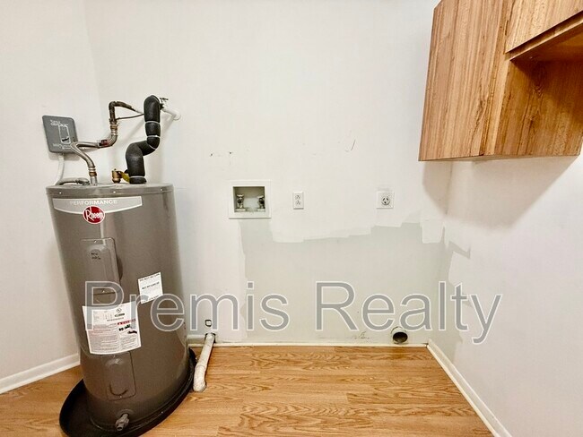 Building Photo - 747 Brook St NE