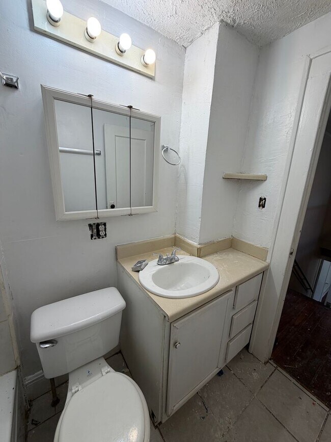 Building Photo - Spacious Duplex