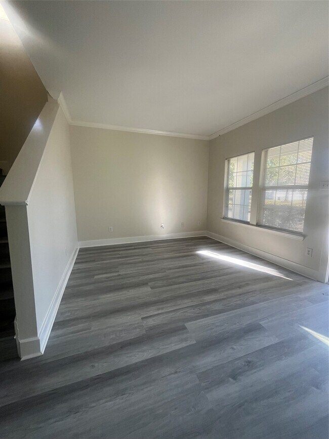 Building Photo - 11809 Longwood Garden Way