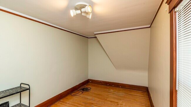 Building Photo - 823 Dewey Ave