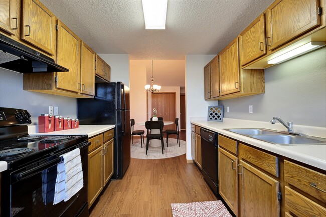 Fargo, ND Somerset Apartments | Kitchen - Somerset