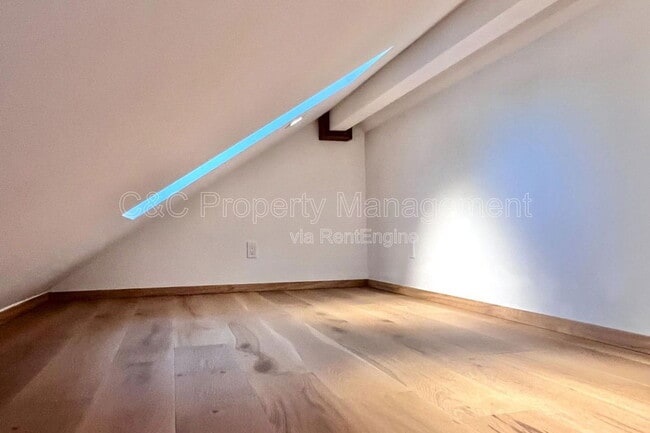 Building Photo - 318 18th St