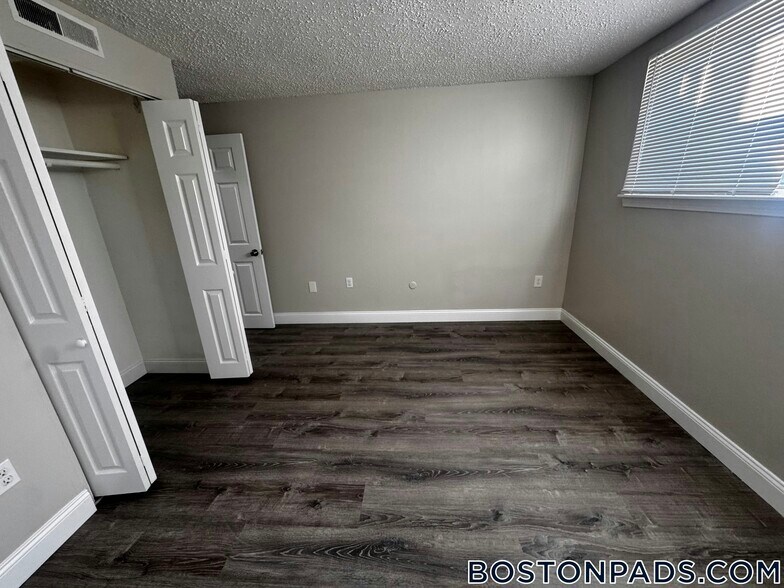 Building Photo - 148 Stevens St