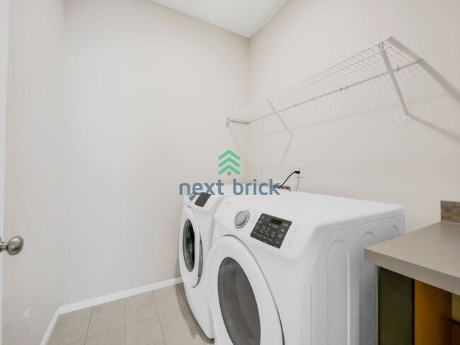 Building Photo - 5 Bed 3 Bath Single-Family Home Available ...