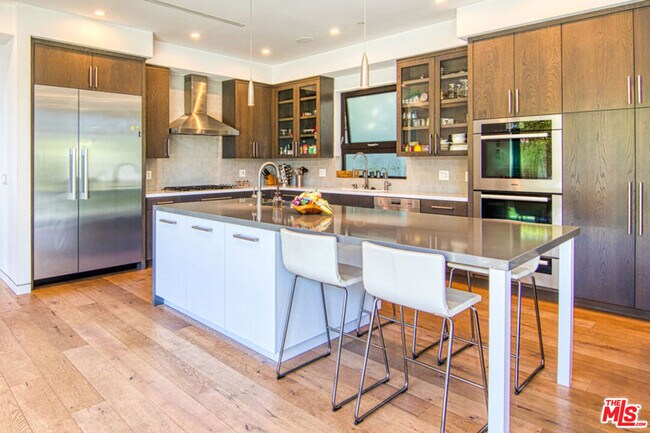 Building Photo - 2345 27th St