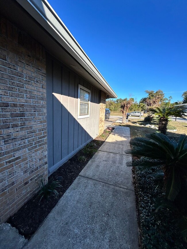 Building Photo - 1005 11th Ct