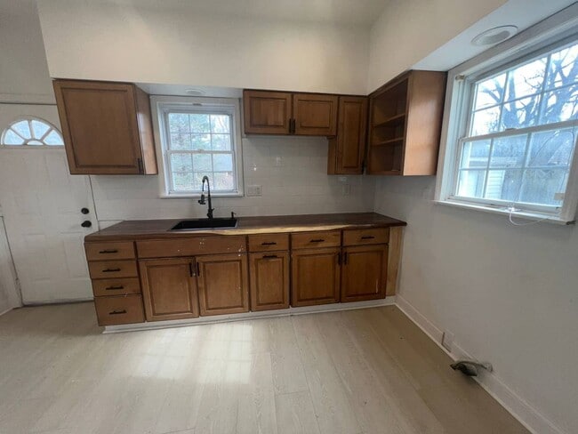 Building Photo - 121 Monroe St