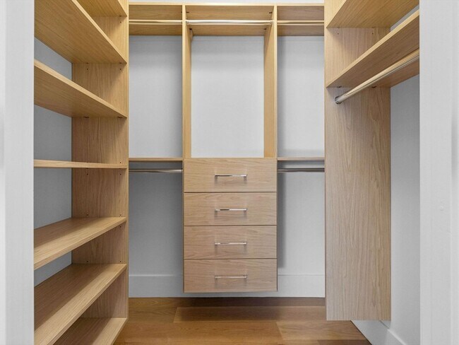 Building Photo - 12 Deer St