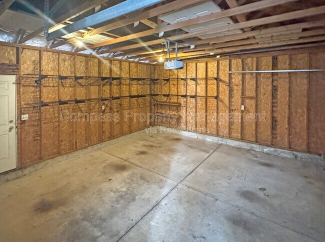 Building Photo - 2565 Orchard View Dr NE