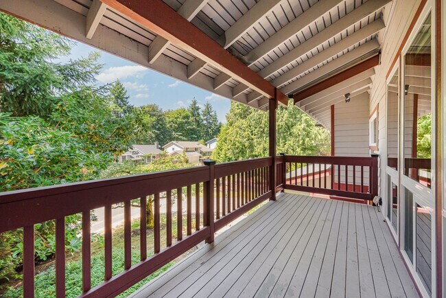 Building Photo - 5 Bed 3 Bath home In Bellevue Available Now