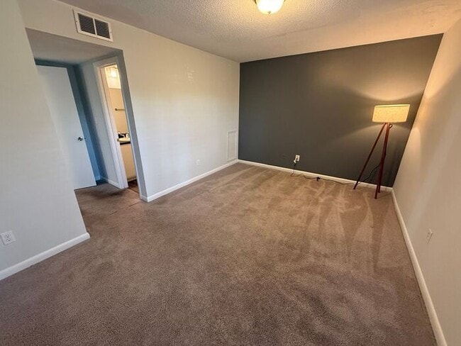 Building Photo - Collegeview Apartments! Updated 2 Bed 2 Bath Apartment with Washer/Dryer!