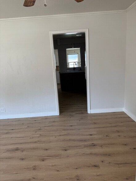 Building Photo - 25 Maple Ln S