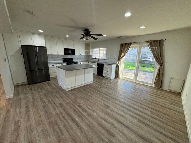 Building Photo - 3 bedroom - 2 bathroom