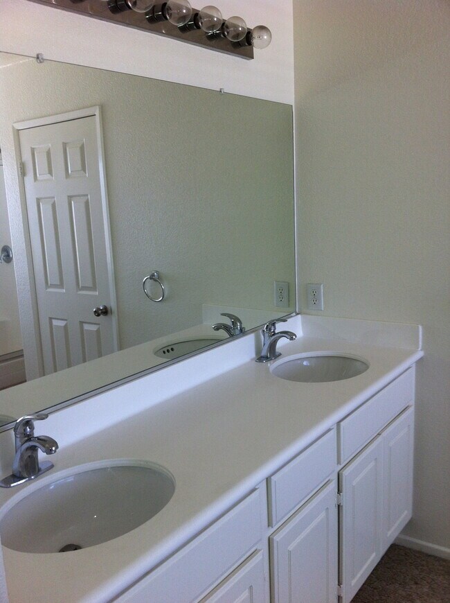 Building Photo - Beautiful 4 bedroom home in Eagle Ranch!