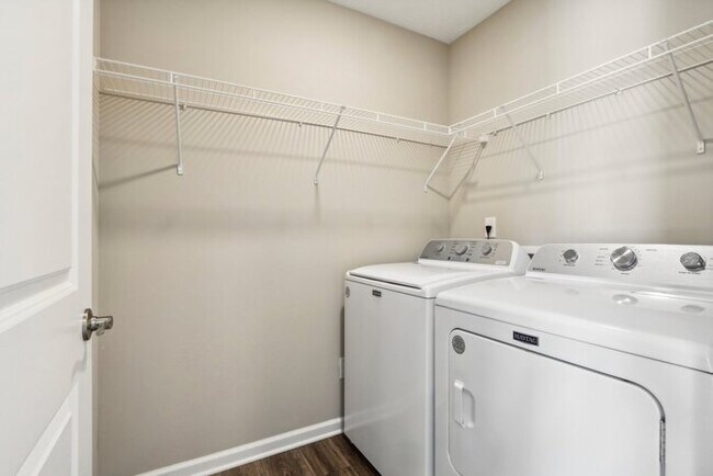 Building Photo - Fantastic 3bd/2ba home! Coming soon!