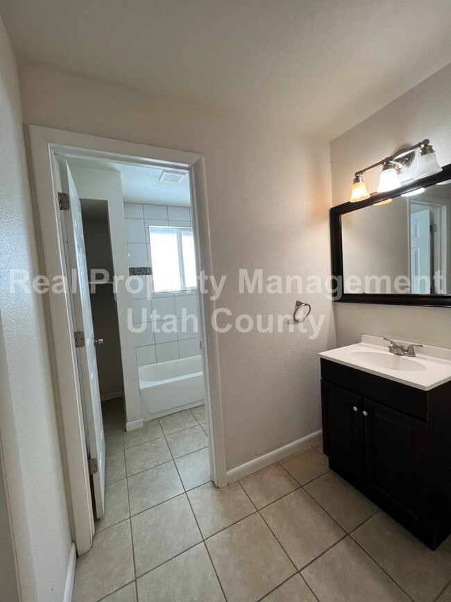 Building Photo - Orem Duplex great location