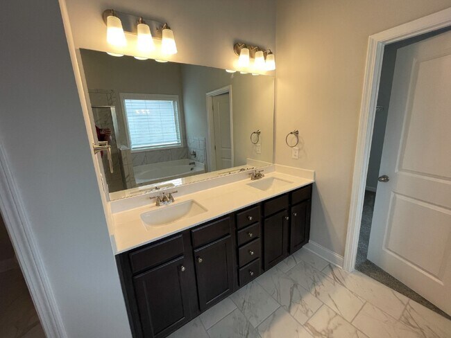 Building Photo - 4624 Silver Oak Dr SW