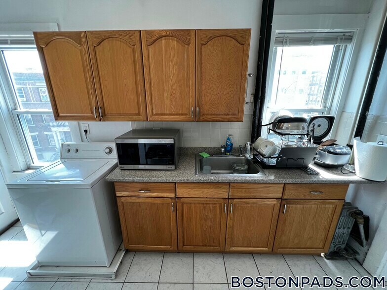 Building Photo - 208 Kelton St