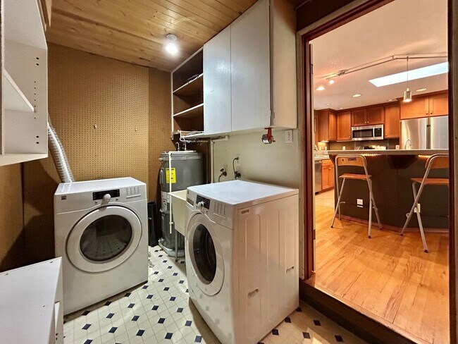 Building Photo - Tranquil Environment: 3 Bed, 1 Bath House