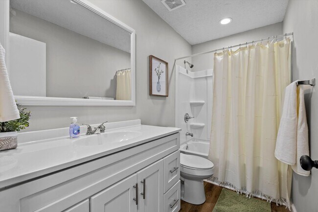 Building Photo - Great furnished month to month rental near...