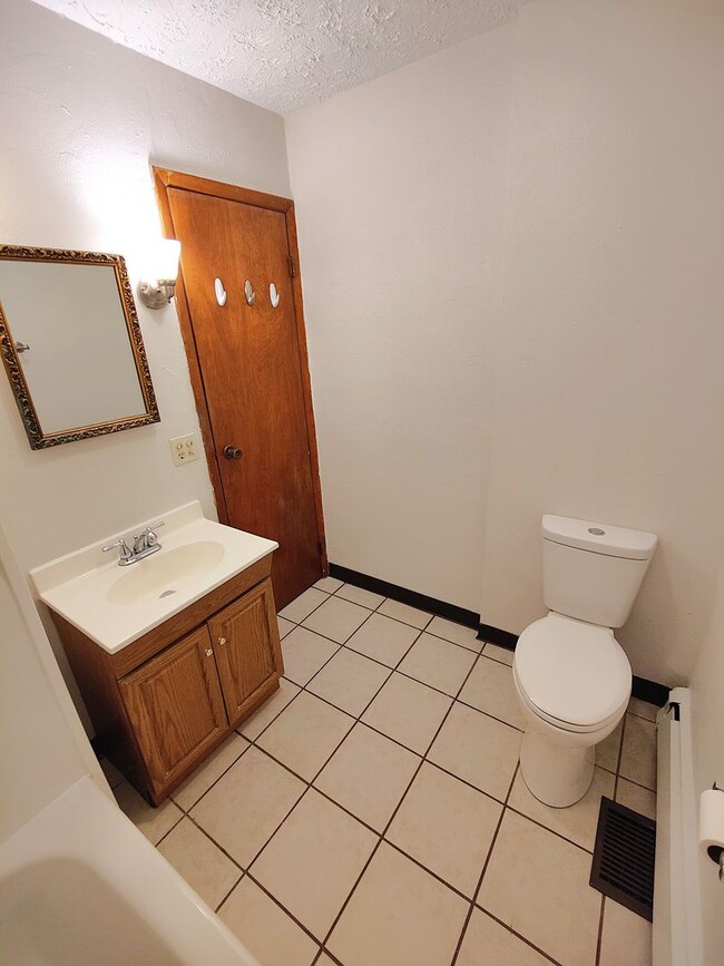 Building Photo - *Clean & Spacious 1BR/1BA Apartment Available in Mt. Washington*