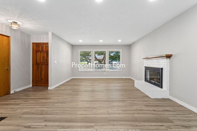 Building Photo - 2560 SE Spruce St