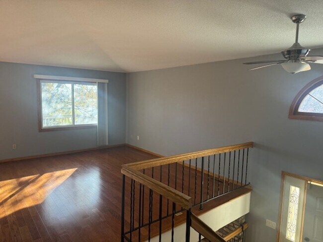 Building Photo - Beautifully Updated 3 Bed, 2 Bath, 2 Car Garage End Unit Townhome with Vaulted Ceilings