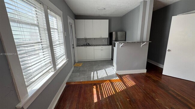 Building Photo - 1849 Dewey St