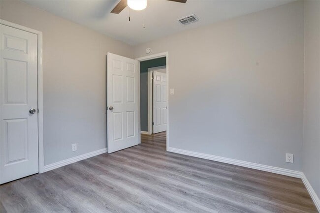 Building Photo - 600 Bramble Dr