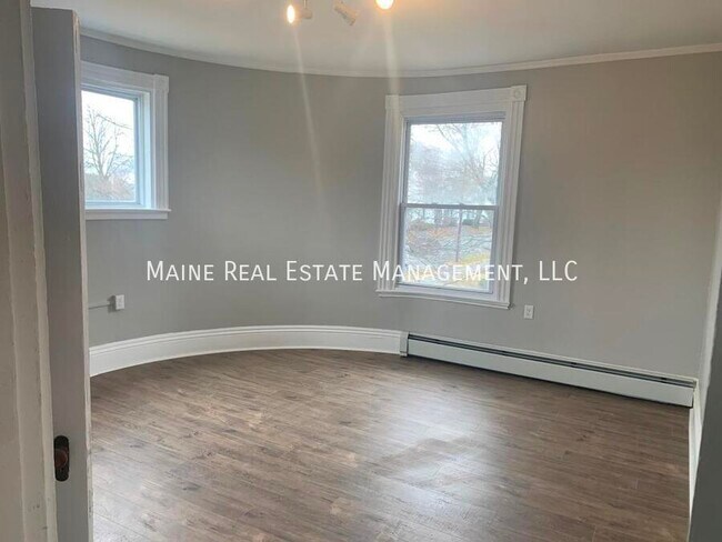 Building Photo - 372 Hammond St