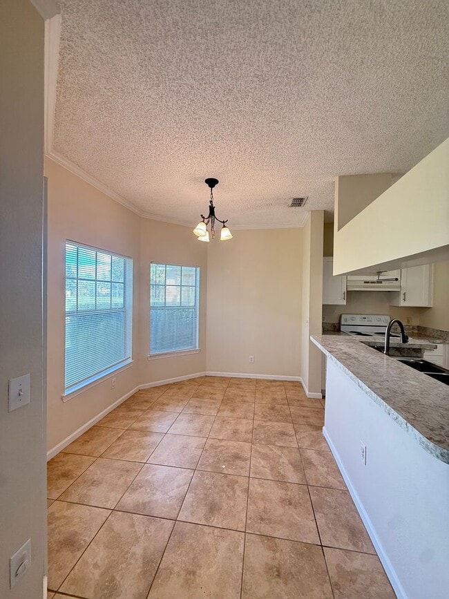 Building Photo - Newly listed 2/2 Condo in the heart of San...