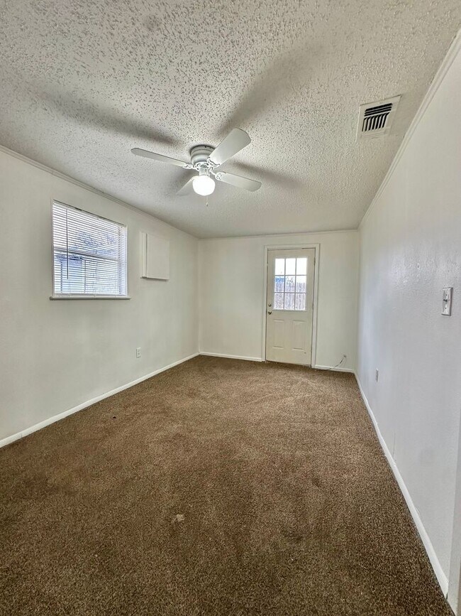Building Photo - COMING SOON!!! -  Spacious 3-Bedroom Home Available to Lease!