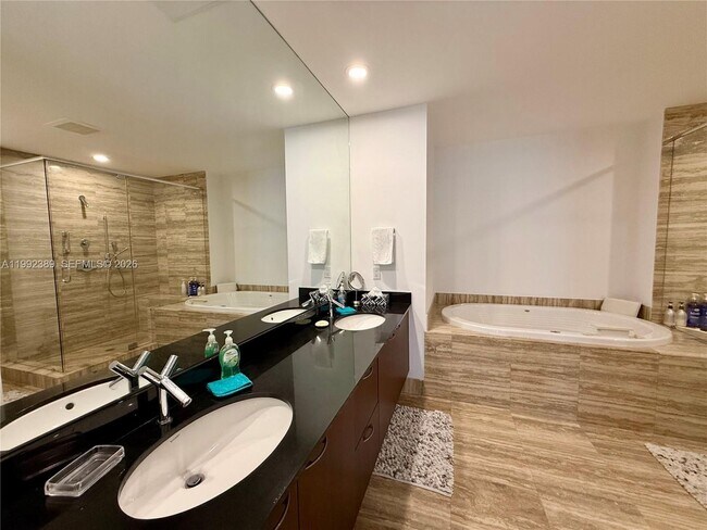 Building Photo - 15901 Collins Ave