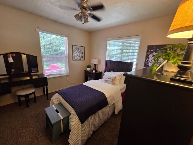 Building Photo - 690 N Caracaras Pl