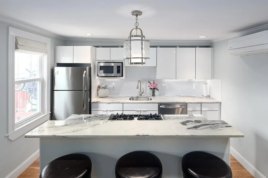 Primary Photo - 194 Marion St