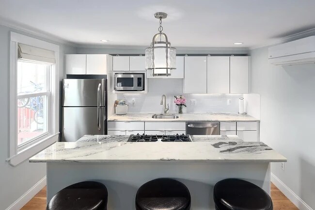 Building Photo - 194 Marion St