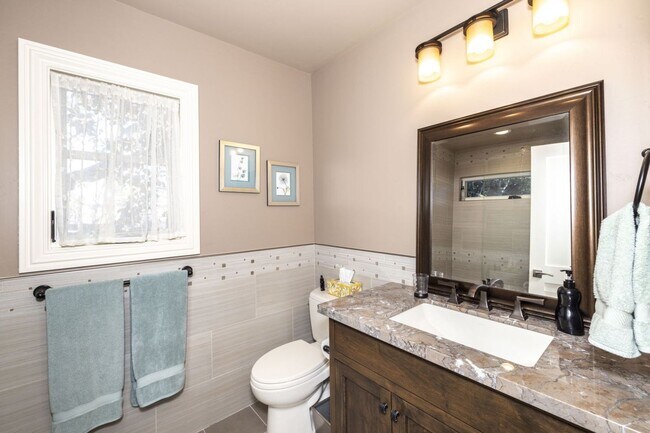 Building Photo - Conveniently Located, Fully Furnished 2 Bed/2 Bath Home Available To Nov!