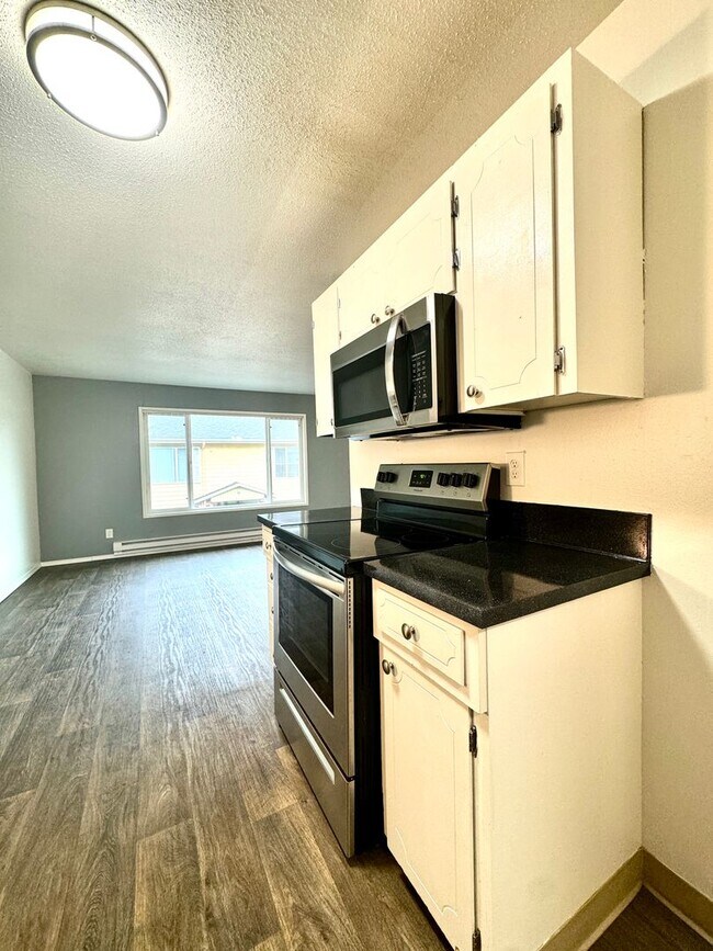 Building Photo - Freshly Updated Top Floor One Bedroom w/ Fresh Paint, New Shower Surround & Stainless Appliances~...