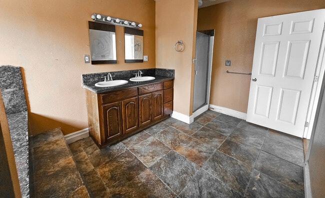 Building Photo - 2404 Foxglove Dr