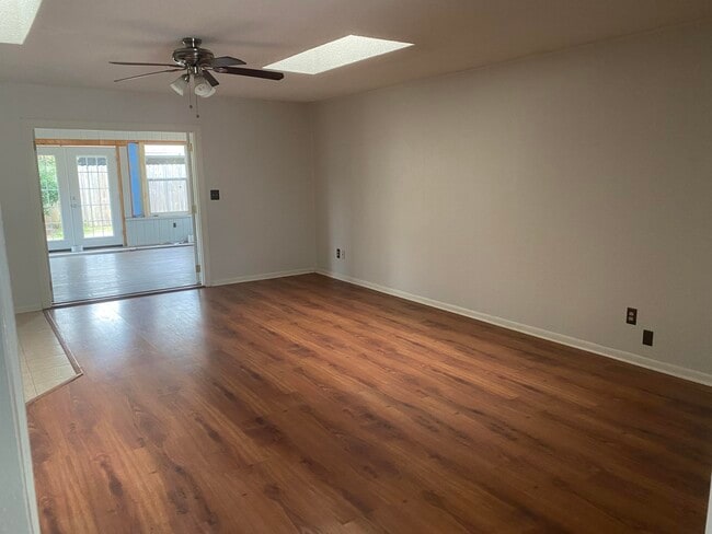 Building Photo - 763 St Vincent Cove