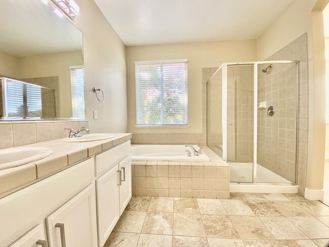 Building Photo - NEWLY RENOVATED, VERY CLEAN 5 BED, 3 BATH,...
