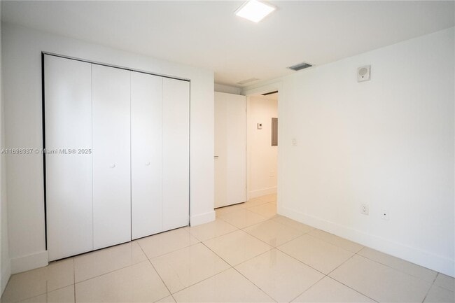 Building Photo - 1985 Bay Dr