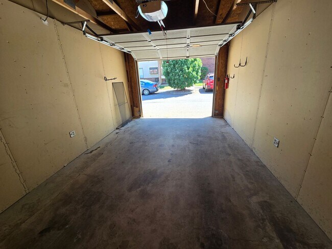 Building Photo - Beautifully Renovated, Top Floor, 2 Bedroom 2 Bath East Boulder Condo for Rent!
